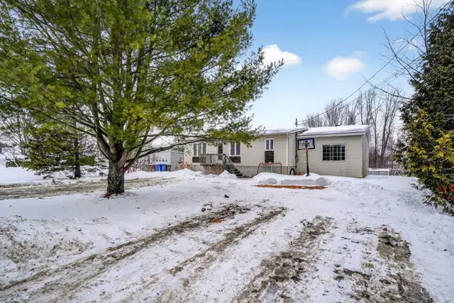 TERREBONNE ! 5 CHAMBRES ET TERRAIN DE 44708 PC! FAITES VITE!