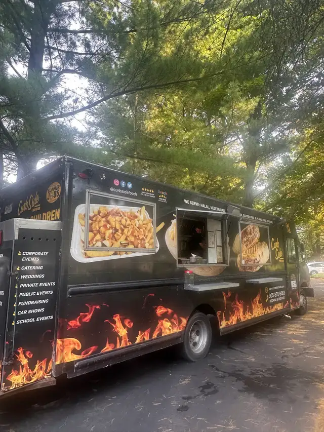 kitchen helper on food truck - Photo 2