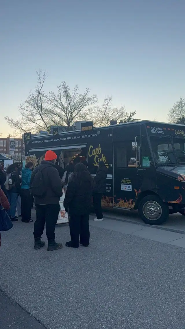 kitchen helper on food truck - Photo 3