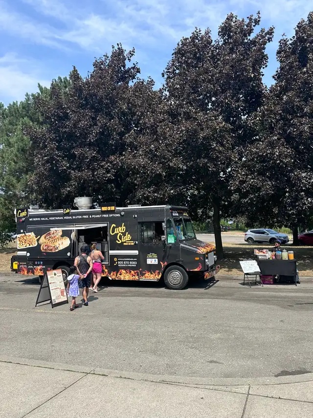 kitchen helper on food truck - Photo 5