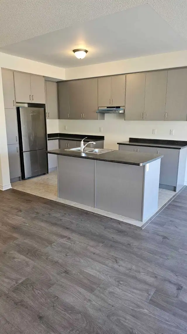 In Thorold 3 bedroom 2.5 washroom end unit townhouse for rent - Photo 2