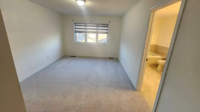 In Thorold 3 bedroom 2.5 washroom end unit townhouse for rent - Photo 3