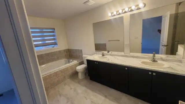 In Thorold 3 bedroom 2.5 washroom end unit townhouse for rent - Photo 4