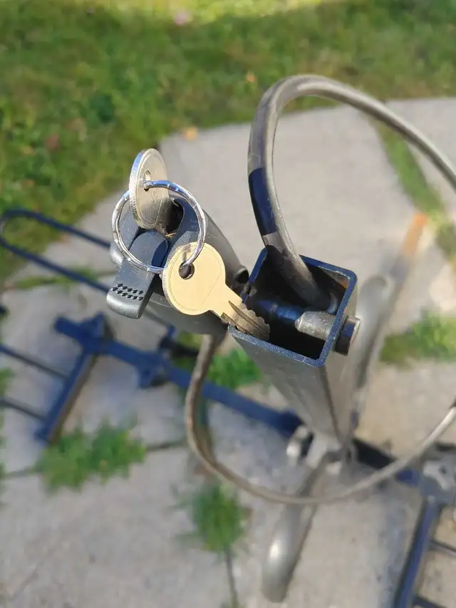 Support SPORTRACK à 2 vélos ( avec clés et cadenas incorporé ) - Photo 3