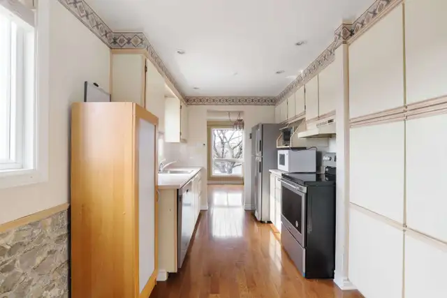 Spacious End-Unit Townhome for Lease in Convent Glen Orléans - Photo 2