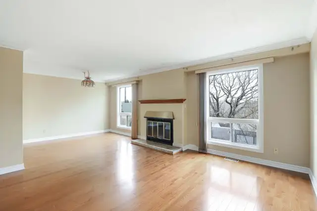 Spacious End-Unit Townhome for Lease in Convent Glen Orléans - Photo 3