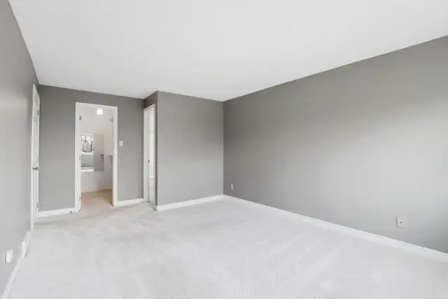 Spacious End-Unit Townhome for Lease in Convent Glen Orléans - Photo 5