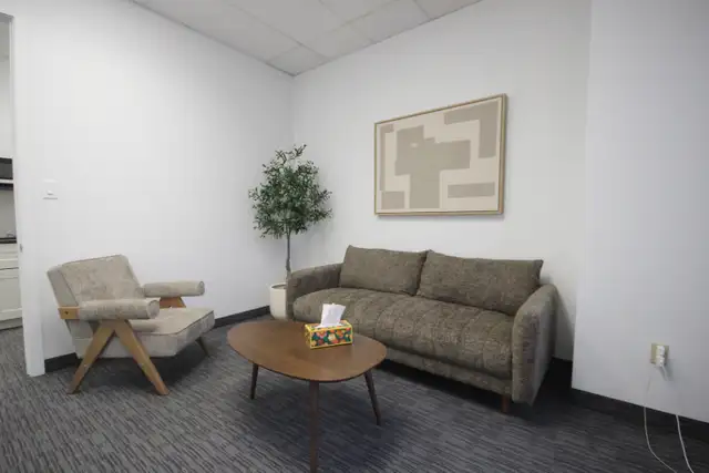 Premium Therapy Room for Rent – Mississauga (Near Square One) - Photo 3