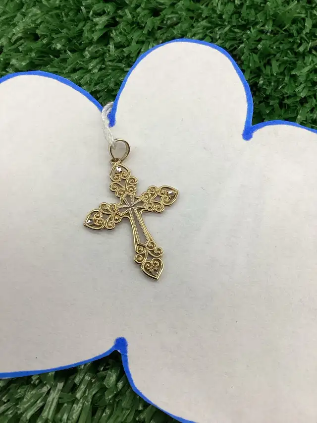 breloque de croix en or