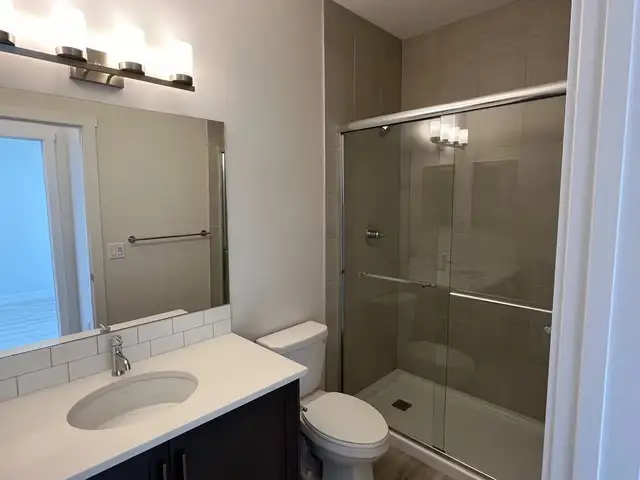 Beautiful 4 Bedroom 3 Washroom House For Rent - Photo 7