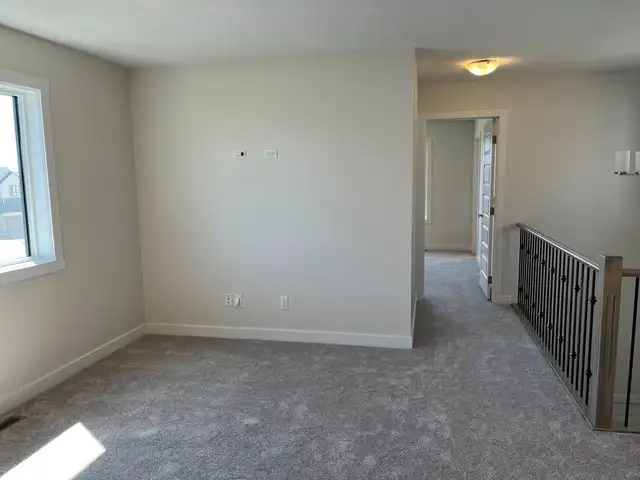 Beautiful 4 Bedroom 3 Washroom House For Rent - Photo 8