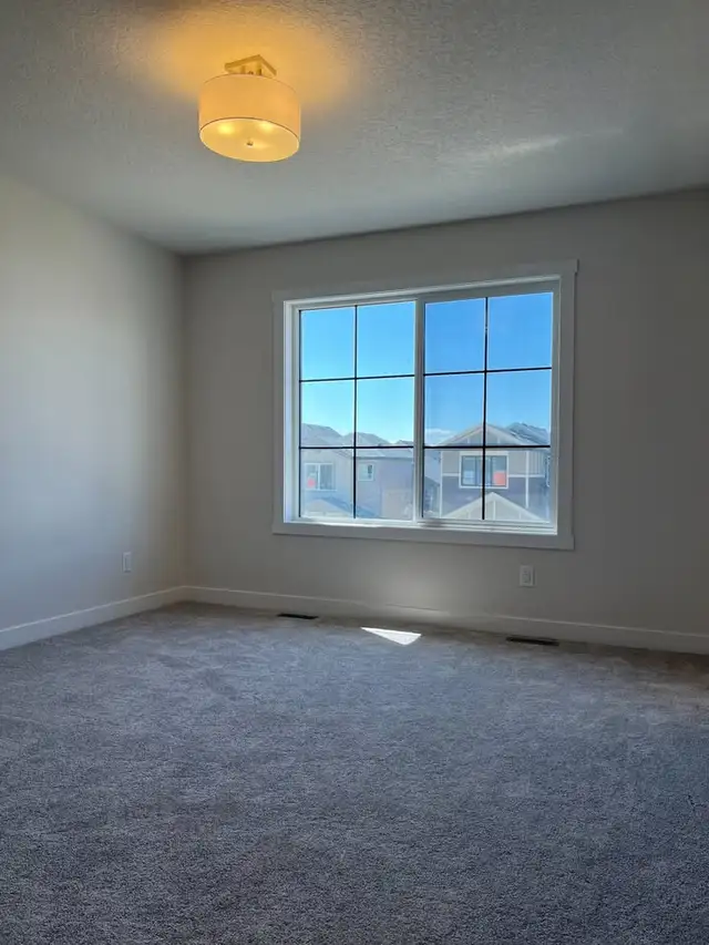 Beautiful 4 Bedroom 3 Washroom House For Rent - Photo 9