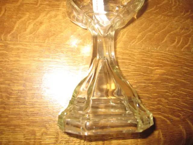 16'TALL ANTIQUE PEDESTAL OIL LAMP NEW WICK AND COMES WITH OIL - Photo 4