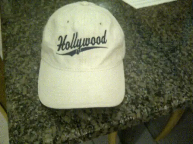 CASQUETTENEUVE D'HOLLYWOOD COTONBLANC AJUSTABLE 20'TOURTETE$5.00