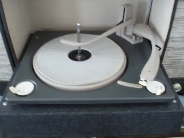 VINTAGE 1950'S RCA RECORD PLAYER - TURNTABLE - Photo 3