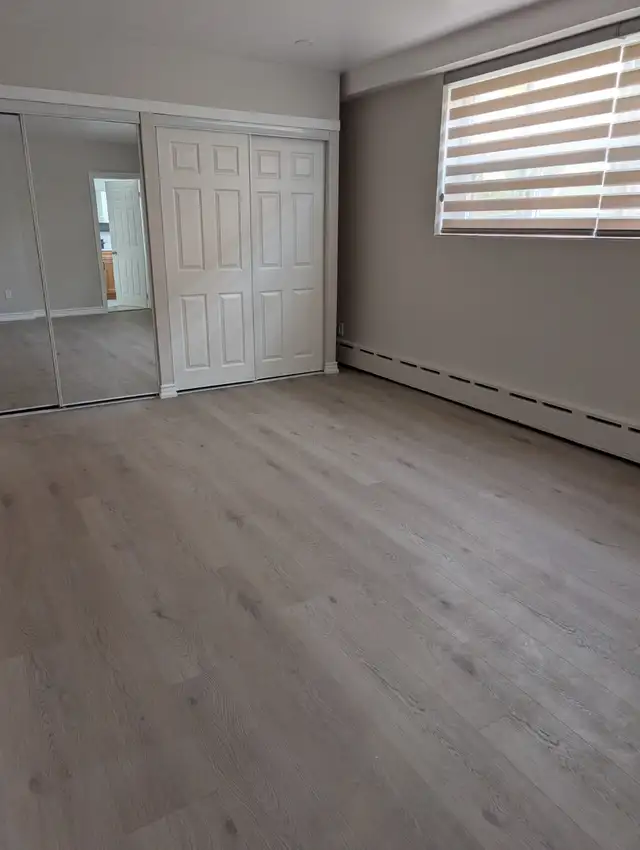 Bachelor Minutes to TTC/CRoss Town/Kennedy - Free Wifi