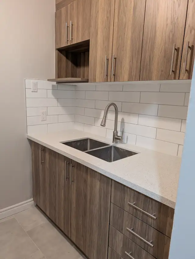 Bachelor Minutes to TTC/CRoss Town/Kennedy - Free Wifi - Photo 4