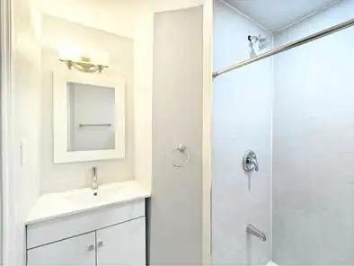 Room for rent near Square One Mississauga UTM Sheridan College - Photo 5