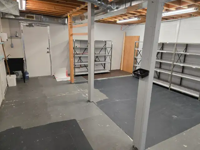 Warehouse with 2 offices upstairs  Prime Location Brantford - Photo 2