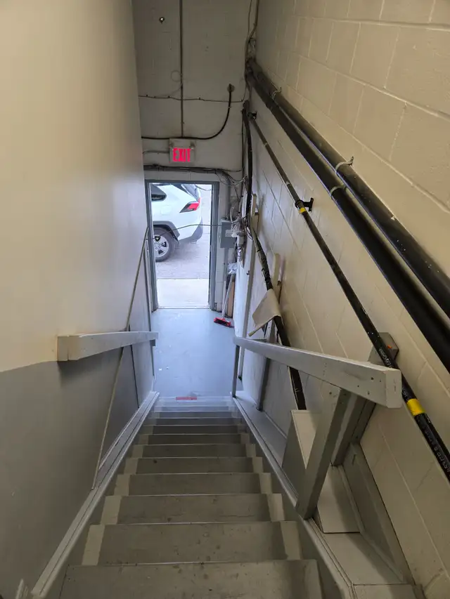 Warehouse with 2 offices upstairs  Prime Location Brantford - Photo 8