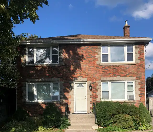 Bright, spacious main floor 2 bedroom unit in great neighborhood