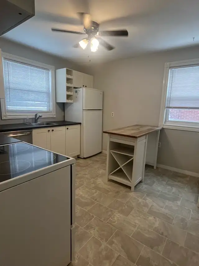 Bright, spacious main floor 2 bedroom unit in great neighborhood - Photo 2