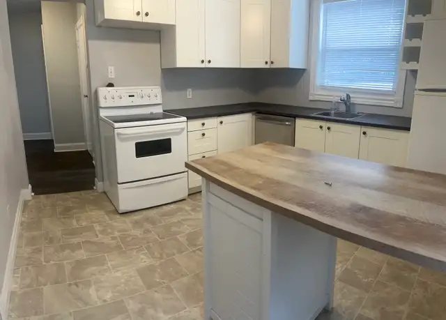 Bright, spacious main floor 2 bedroom unit in great neighborhood - Photo 3