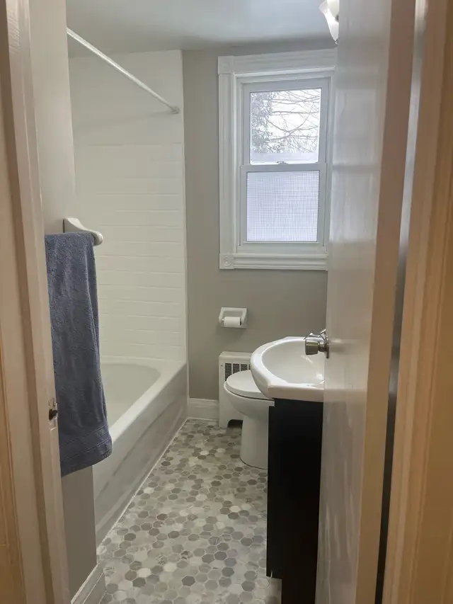 Bright, spacious main floor 2 bedroom unit in great neighborhood - Photo 4