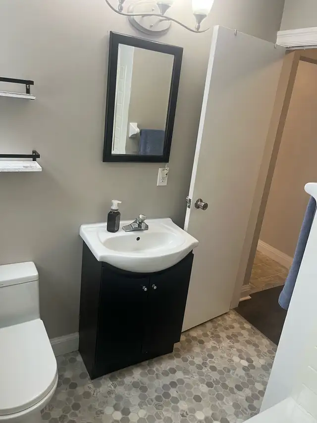 Bright, spacious main floor 2 bedroom unit in great neighborhood - Photo 5