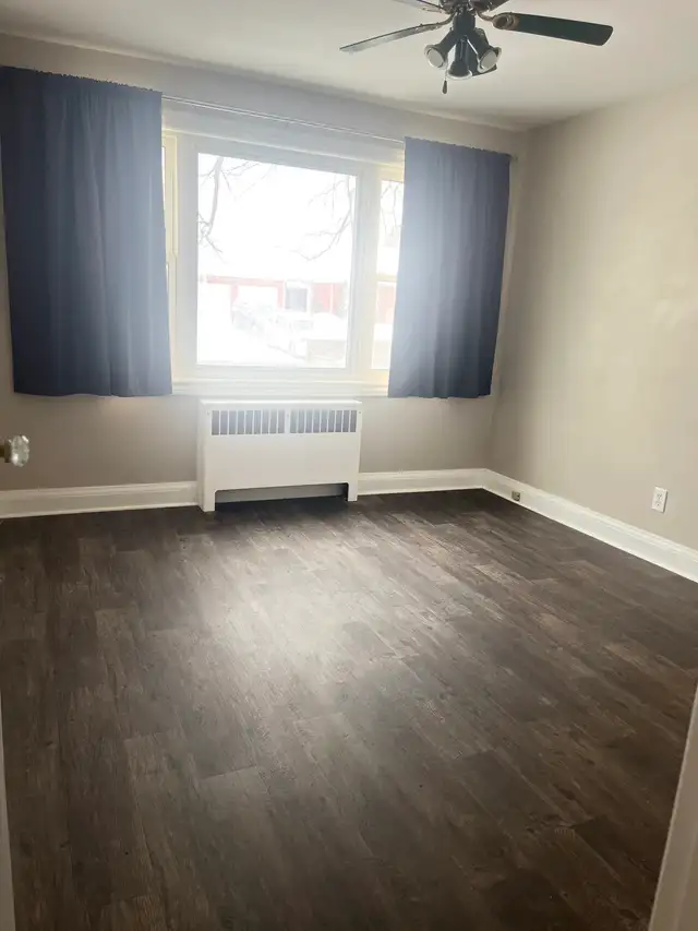 Bright, spacious main floor 2 bedroom unit in great neighborhood - Photo 9