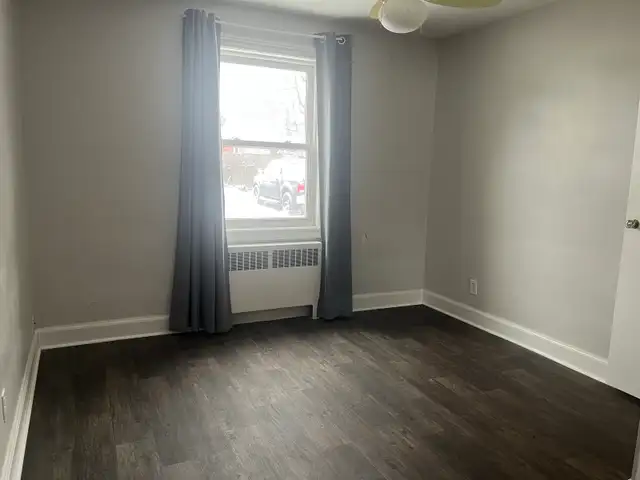 Bright, spacious main floor 2 bedroom unit in great neighborhood - Photo 10