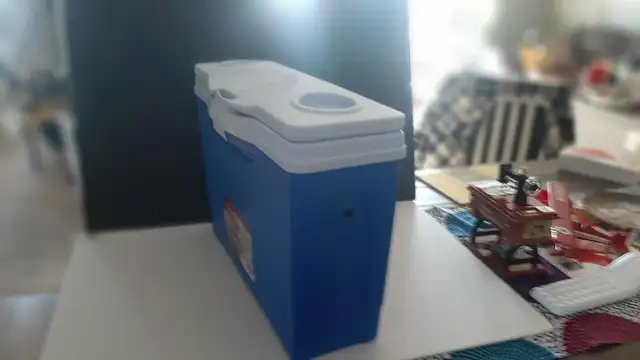 RUBBERMAID SLIM COOLER EXCELLENT SHAPE! - Photo 2