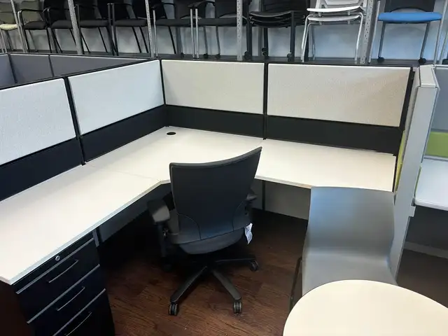 Durable and Modern Teknion Refresh Workstation Cubicles! - Photo 9