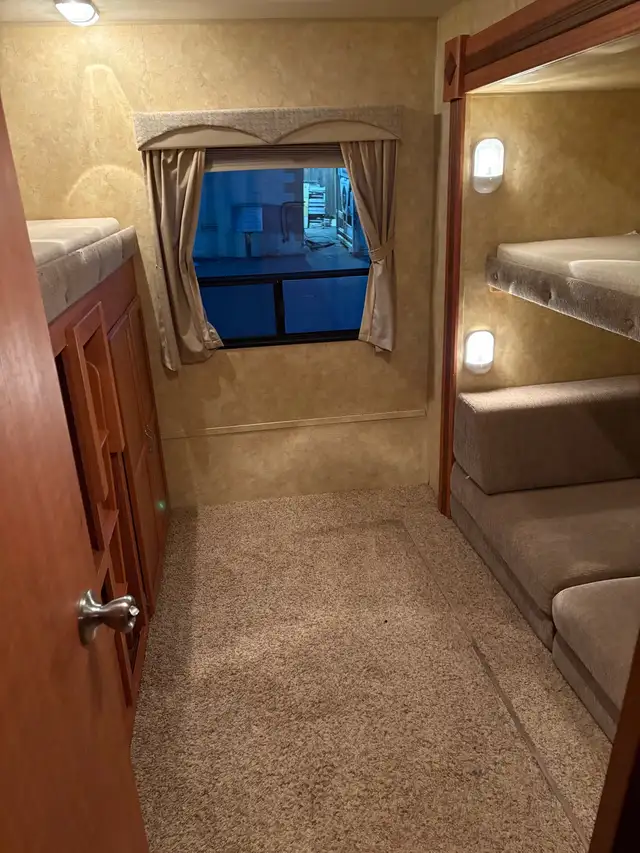 2011 starCraft 32.9ft travel trailer - Photo 8