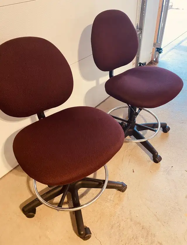 Two Quality Computer Chairs - Photo 2