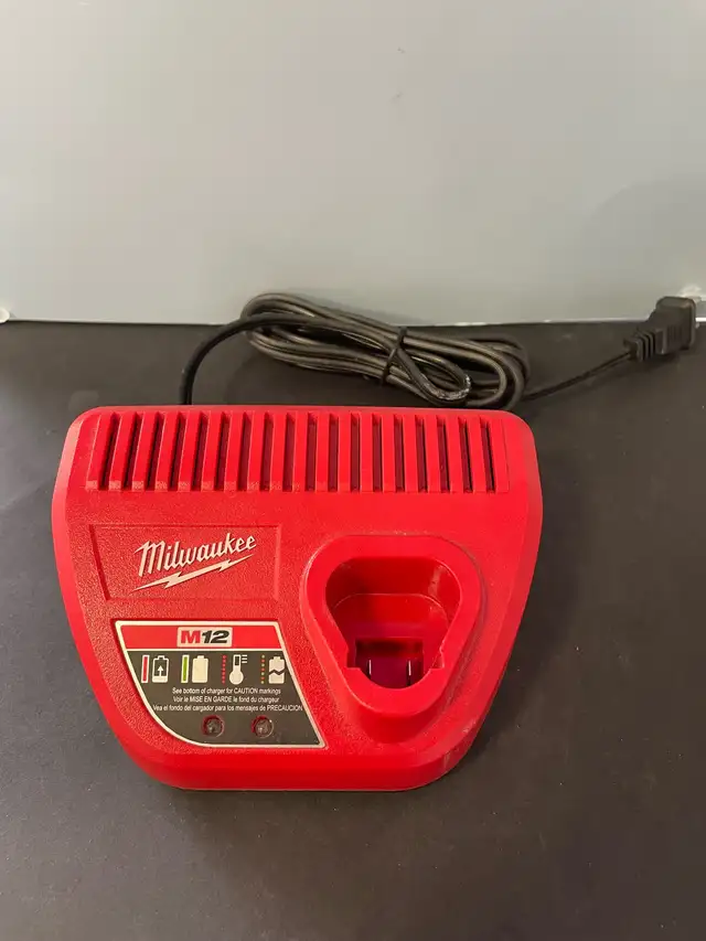 MILWAUKEE M12 CHARGER