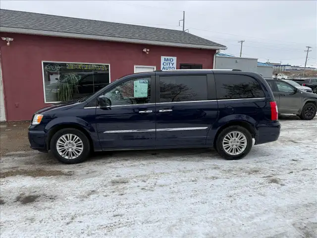 2016 Chrysler Town & Country Premium ONLY 151K