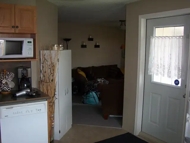 Charming 2 Bedroom Lower Level House for Rent - West Side - Photo 5