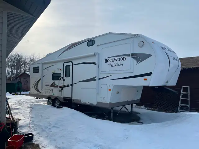2011 Forest River 28ft 5th wheel camper