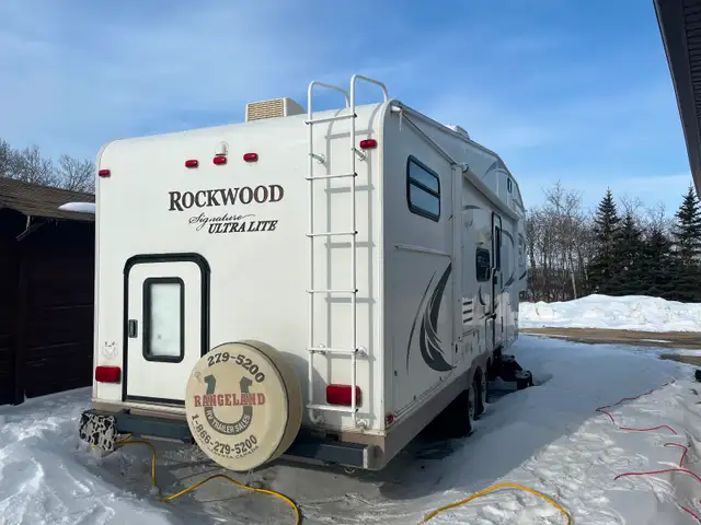 2011 Forest River 28ft 5th wheel camper - Photo 2