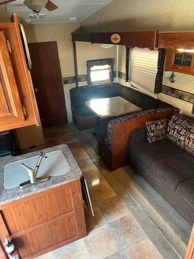 2011 Forest River 28ft 5th wheel camper - Photo 4