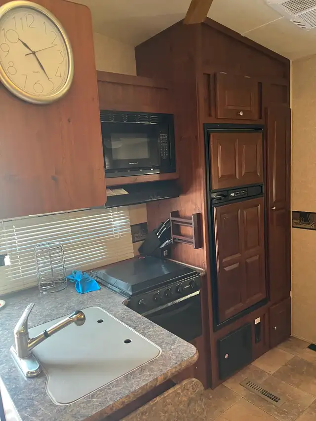 2011 Forest River 28ft 5th wheel camper - Photo 5