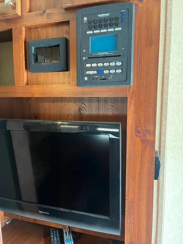 2011 Forest River 28ft 5th wheel camper - Photo 6