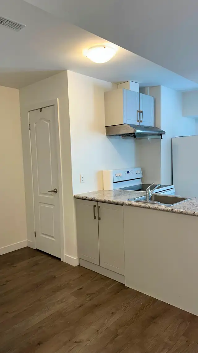 BEAUTIFUL BACHELOR GROUND FLOOR UNIT WITH WALKOUT YARD- WELLAND - Photo 5