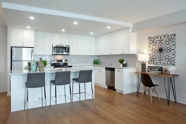 Fully Renovated 2 Bedroom Large, 2 Bath for Rent in Etobicoke! - Photo 3