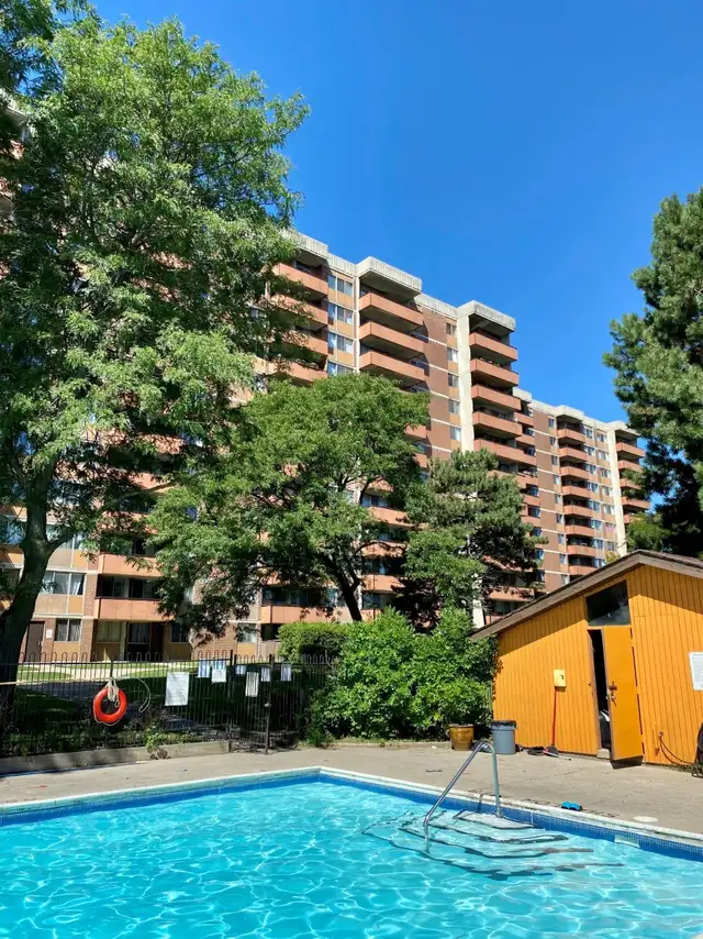 Fully Renovated 2 Bedroom Large, 2 Bath for Rent in Etobicoke! - Photo 13