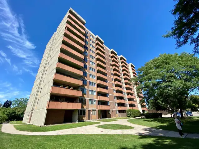 Fully Renovated 2 Bedroom Large, 2 Bath for Rent in Etobicoke! - Photo 17