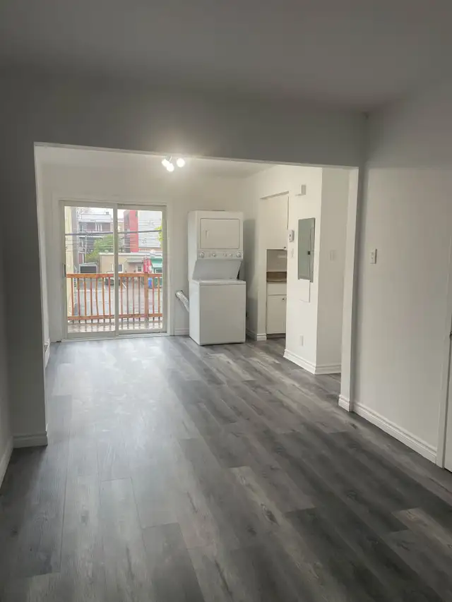 Superbe 2 1/2 style loft,  Marie Incarnation Juillet rénové !