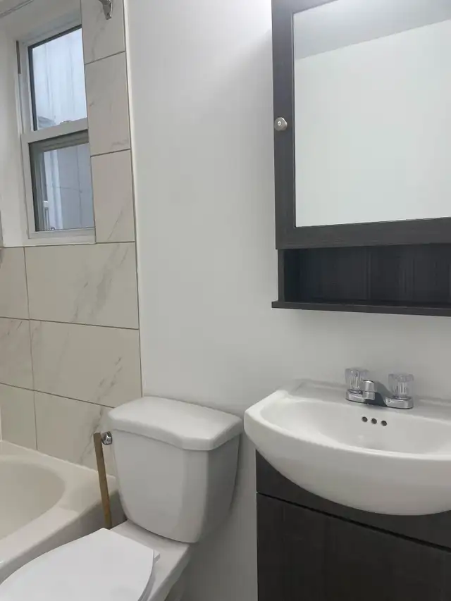 Superbe 2 1/2 style loft,  Marie Incarnation Juillet rénové ! - Photo 10