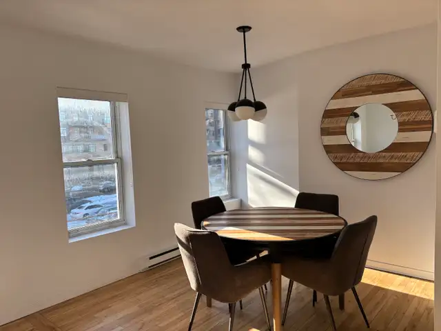 Superbe 3 1/2 rénové à neuf, meublé tout inclus LIBRE - Photo 2